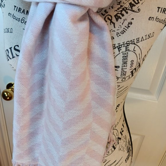 NWT Indigo Herringbone Wrap Shawl Scarf Soft Knit Pink Cream Women's OS - Picture 5 of 15
